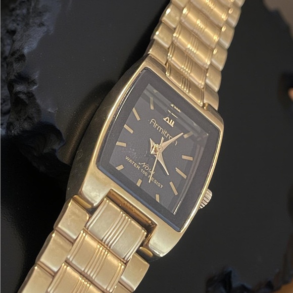 Armitron NOW Gold WOMENS WristWatch!  Like NEW EXCELLENT CONDITION! - Picture 3 of 3